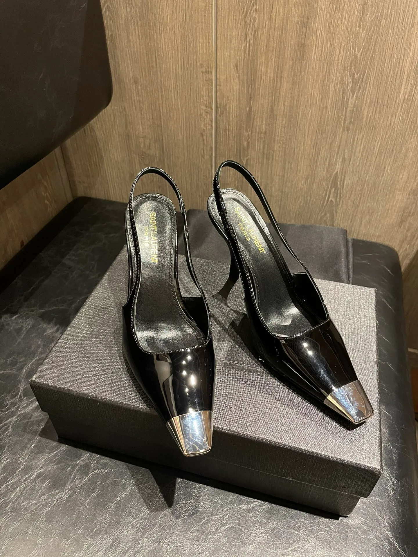 👟👟Ex-factory price 480👟👟 Women's Shoes Women's Clothes Women's Shoes Women's Clothes 22 Spring and Summer SAINT LAURENT [color] [Color] YSL Ves👟👟Ex-factory price 480, one of the goddess series, popular goddess high heels, [Firecracker] [Firecracker] new elements full of personality, small square toe metal toe caps in different colors, so beautiful! The perfect combination of fashionable style and cool [Fireworks][Fireworks], the shoe last shape is completely reproduced at 1:1. Fabric: imported black patent leather, black calfskin, two colors. Lining: imported sheepskin. Feet: imported sheepskin. Heel height: 6cm 9cm 35-39 (customized at 34.40.41)